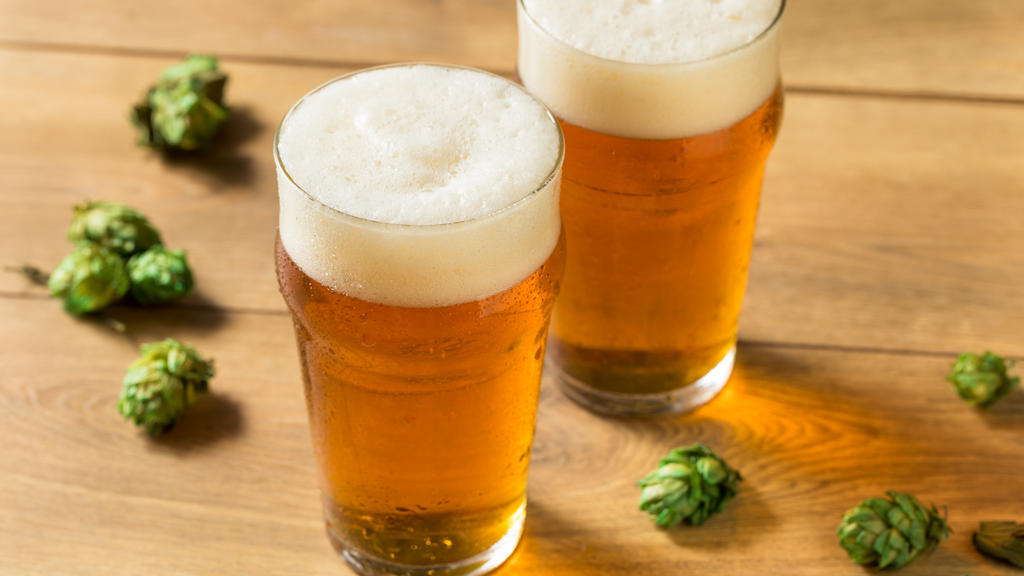 To glas med IPA øl